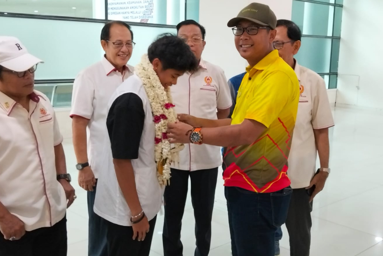 Dina Aulia mendapat sambutan penghormatan dari pengurus KONI Kalsel dan KONI HST.