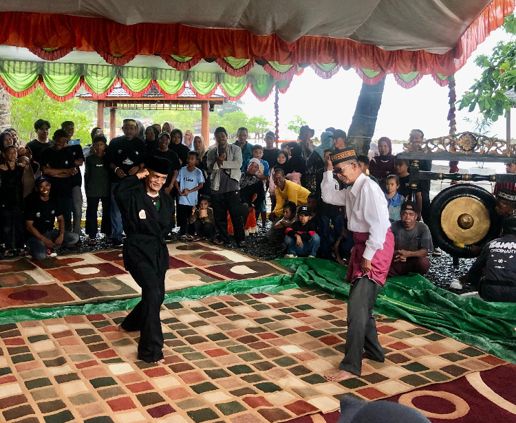 Para pemain Kuntau Bugis yang tampil dalam Festival Budaya Wisata Kampung Nelayan 2025 di Kotabaru.