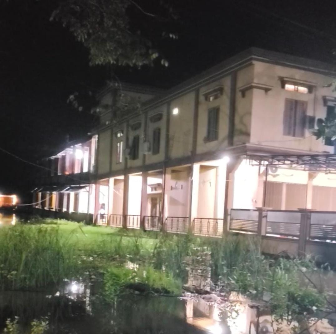 KOSAN DPO: Terlihat kosan dua lantai yang cukup besar merupakan lokasi kosan Tri Taruna Kasi Datun Kejari HSU, yang dijadikan DPO oleh KPK RI dalam dugaan kasus pemerasan di SKPD di lingkungan Pemkab