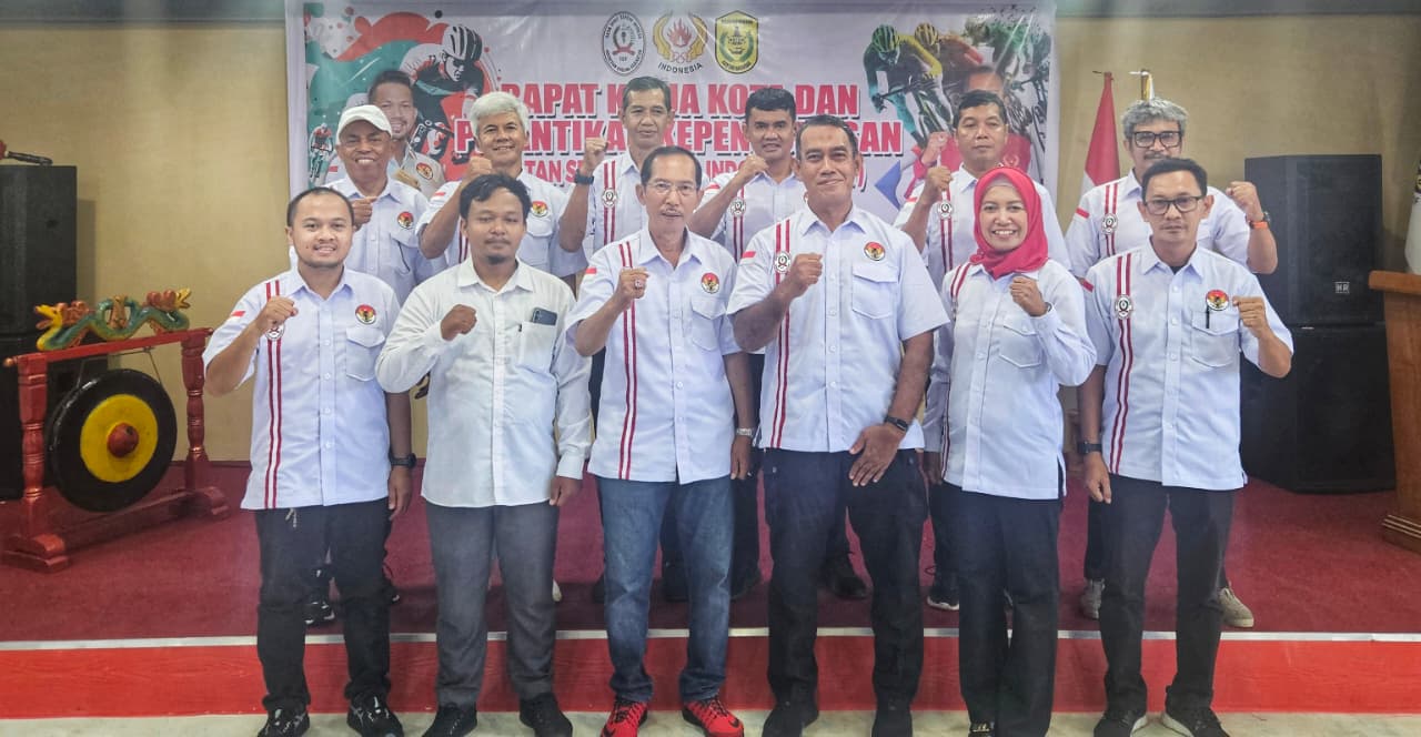 FOTO BERSAMA: Ketua ISSI Kota Banjarmasin Ariadi Rundjotjahjono dan Ketua KONI Kota Banjarmasin H. Hermansyah bersama pengurus ISSI Kota Banjarmasin periode 2025&ndash;2029 di Aula Olahraga Jaya Sportif.