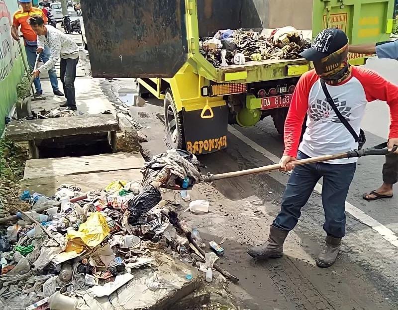 SIAP DITERJUNKAN: Pasukan Kuning di Kota Banjarbaru siap terjun membantu penanganan sampah saat pelaksanaan 5 Rajab
