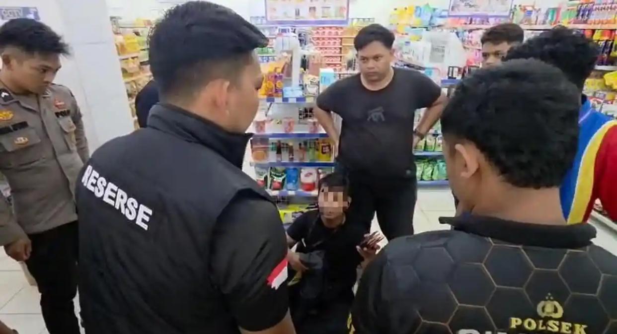 DIRINGKUS: Petugas kepolisian mengamankan seorang pria terduga pelaku penggunaan uang palsu di salah satu gerai minimarket di Batulicin, Tanah Bumbu.