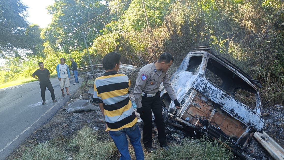 HANGUS: Kondisi mobil Pick up yang terbakar setelah kecelakaan di Kotabaru.