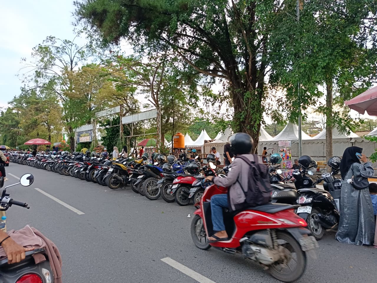 RAMAI: Parkiran di Lapangan Murjani Banjarbaru dipenuhi pengunjung.