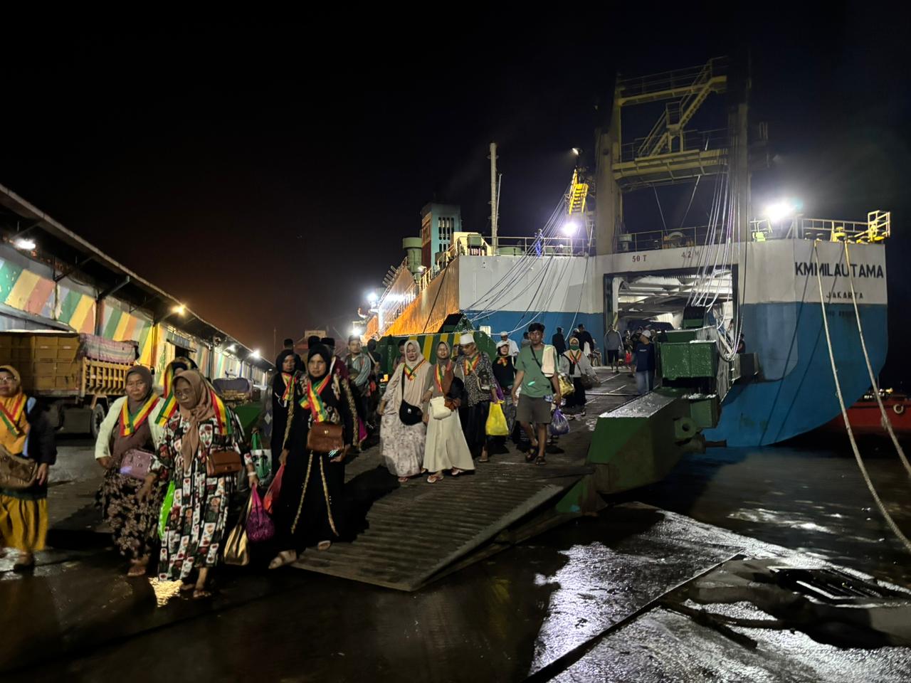 BARU TIBA: 36 jemaah momen 5 Rajab asal Nganjuk, Jawa Timur tiba di Pelabuhan Trisakti Banjarmasin.
