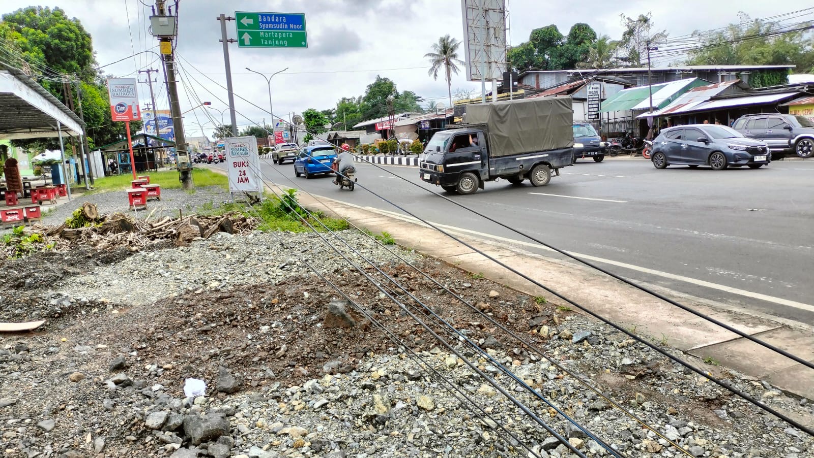 Kabel optik menjuntai rendah di Jalan Ahmad Yani Km 31 Banjarbaru yang dikeluhkan warga.
