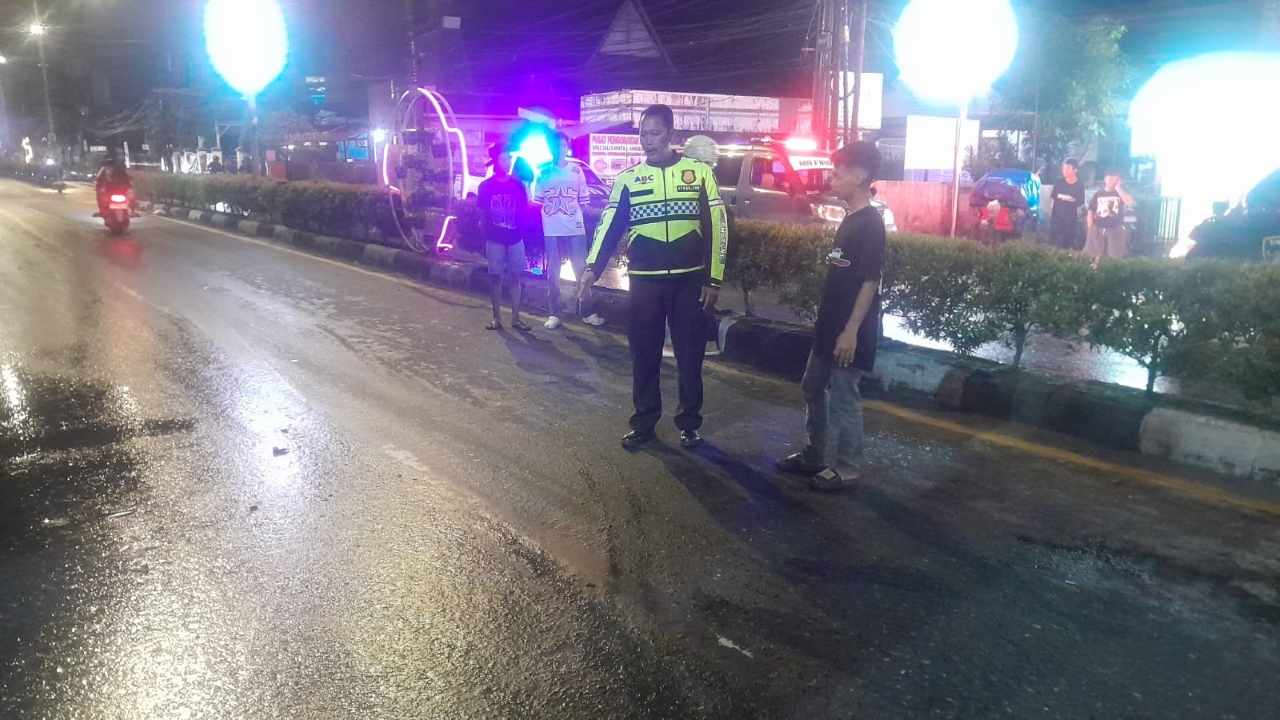 OLAH TKP: Personel Satlantas Polresta Banjarmasin memintai keterangan saksi di tempat kejadian perkara.