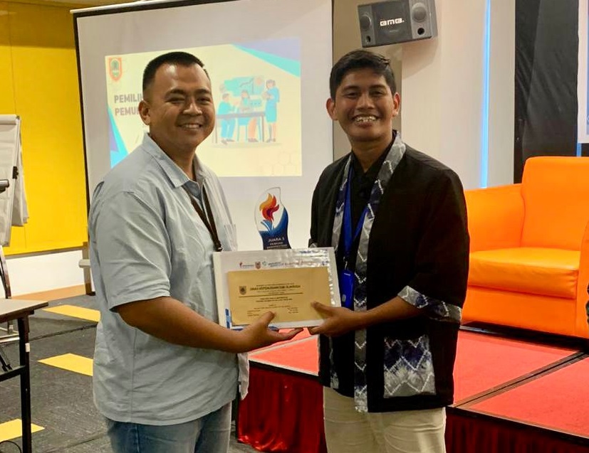 MERAIH: Waladun Shaleh saat meraih Juara III Pemilihan Pemuda Berprestasi Provinsi Kalimantan Selatan 2025 pada kategori Seni, Budaya, dan Kreativitas Digital.