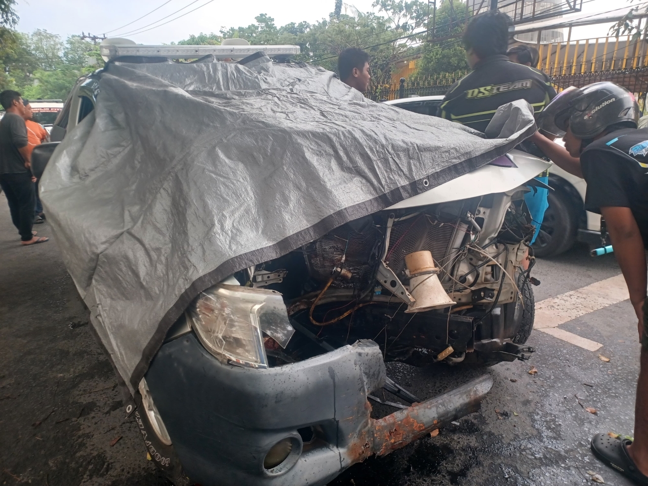 RUSAK BERAT: Mobil damkar milik Majta rusak berat setelah dibawa kabur pencuri dan menabrak pohon di depan eks kantor Kejati Kalsel.