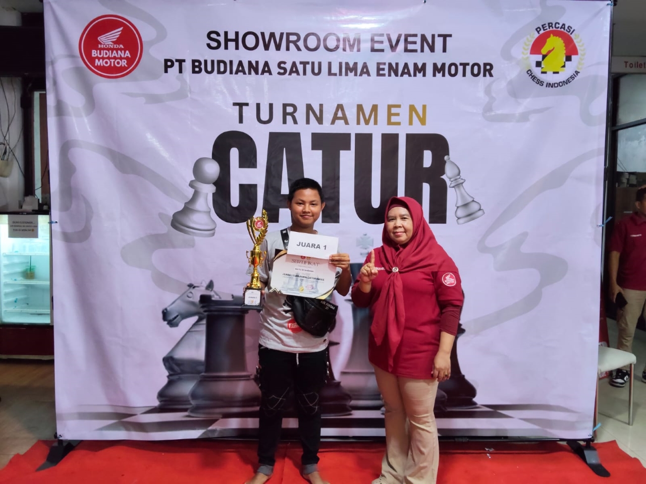 CATUR: Turnamen catur jadi daya tarik utama showroom event di dealer Honda.