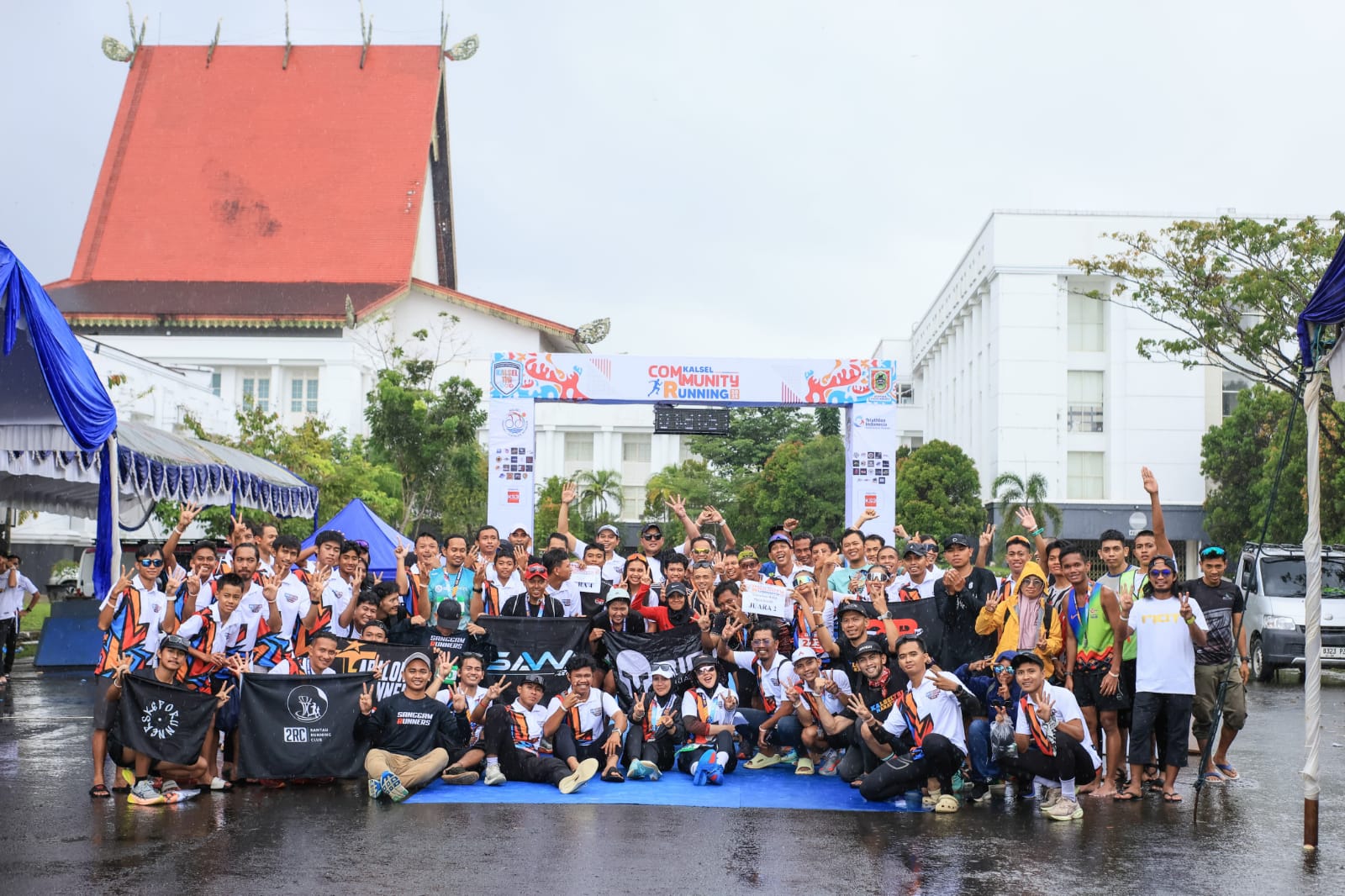 BERPOSE: Para pemenang Kalseltri Marathon VI 2025 berpose di podium usai menuntaskan lomba lari maraton 42 kilometer di Banjarbaru.