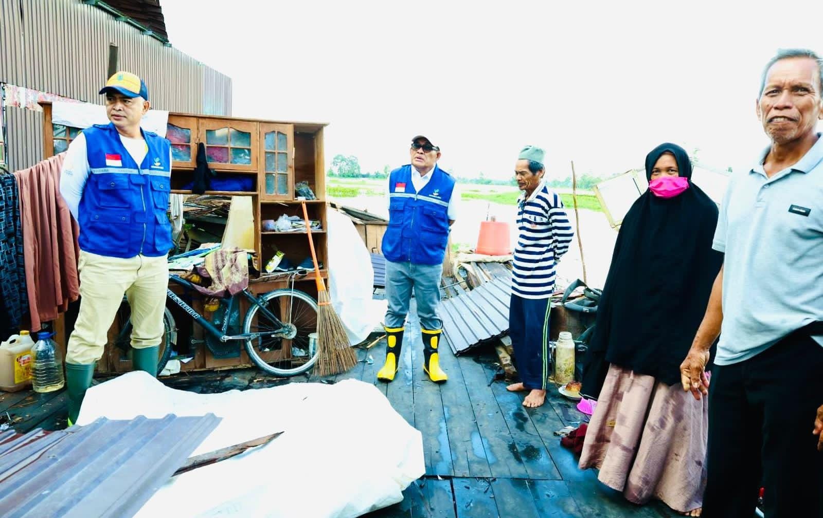 MOMEN:Bupati dan Wabuh HSU, H Sahrujani (dua dari kiri) dan Hero Setiawan meninjau rumah warga hancur diterjang puting beliung.