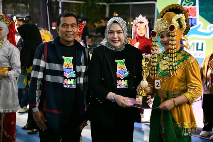 SERAHKAN:Bupati HSS, H Syafrudin Noor dan Hj Mustaidah Syafrudin Noor selaku Founder Ramu Art Festival serahkan Piala kepada juara Mentality Performance kelas seni tari.