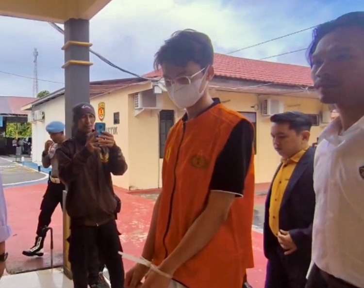 Tangkapan layar video tersangka MF alias Fazar Bungas saat dihadirkan polisi di Mapolres Balangan, Senin (22/12).