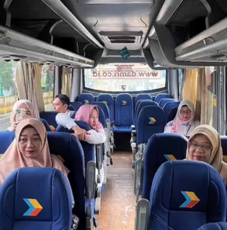 Salah satu bus yang akan digunakan untuk melayani jemaah 5 Rajab Sekumpul asal Kotabaru.