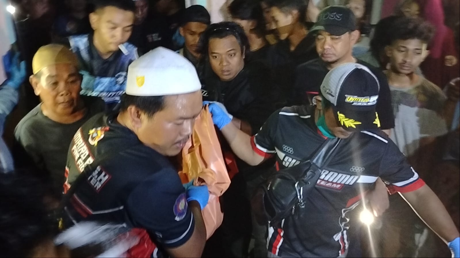 EVAKUASI: Relawan mengevakuasi jasad korban ke kamar pemulasaraan jenazah RSUD Ulin Banjarmasin untuk proses visum.