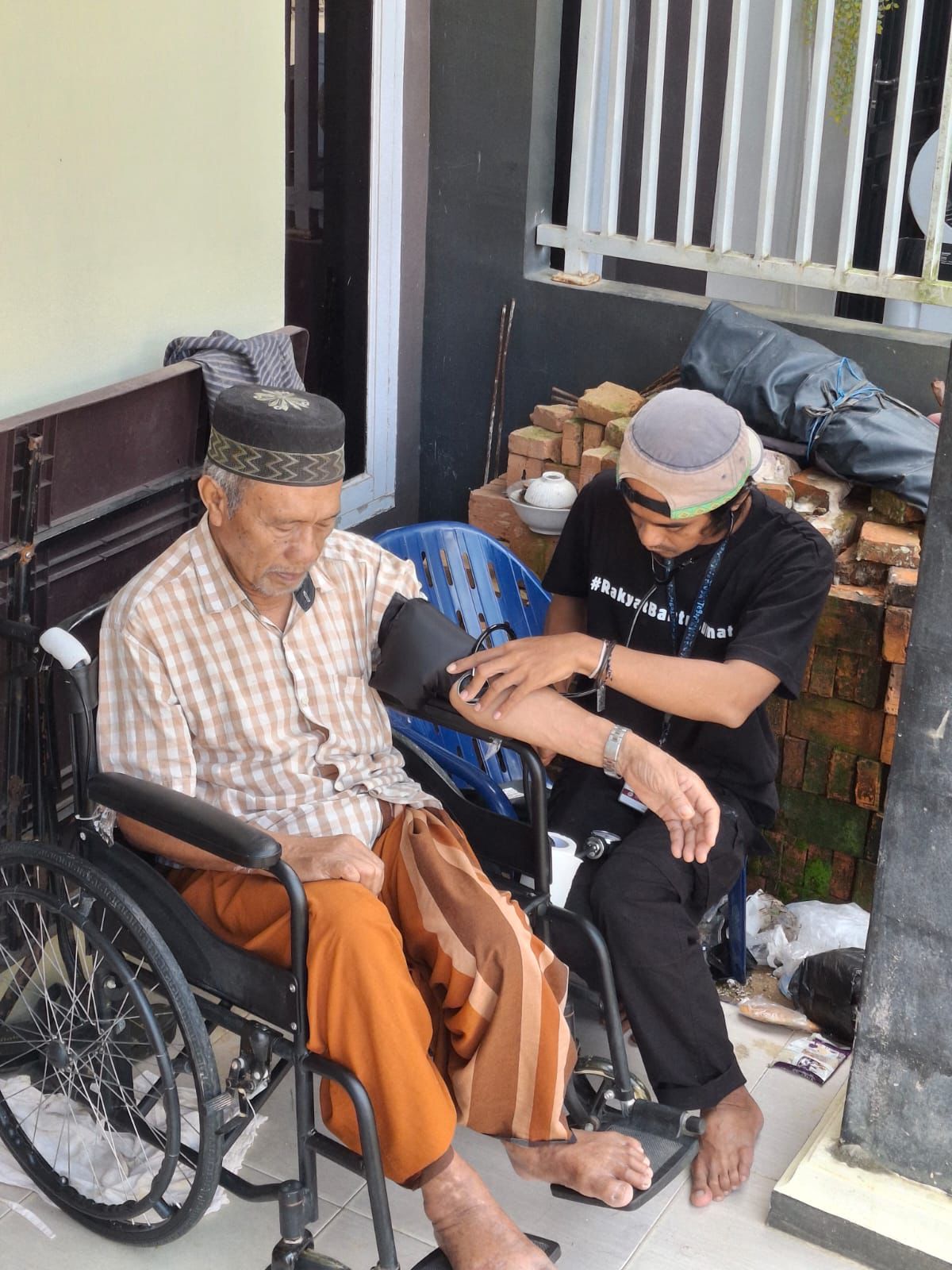 KEMANUSIAAN: Ubad M Badridin melaksanakan pelayanan kesehatan kepada masyarakat Aceh yang terdampak banjir.