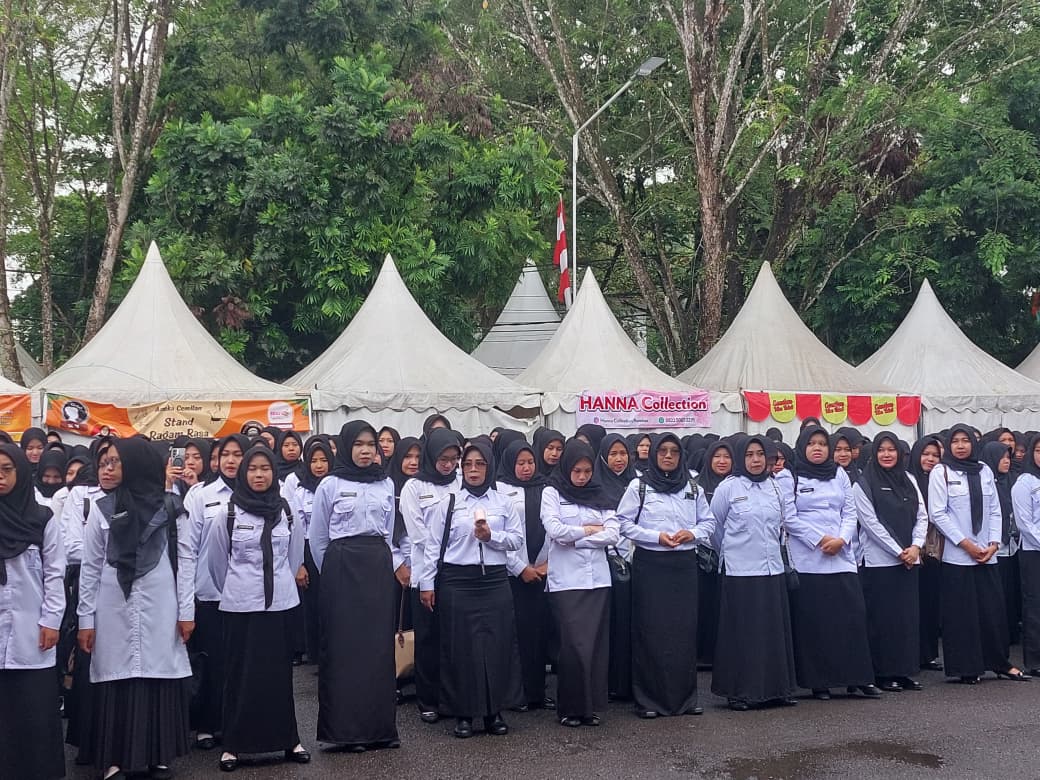 BERBARIS: Ratusan PPPK Paruh Waktu di HST terima SK pengangkatan, Senin (22/12/2025).