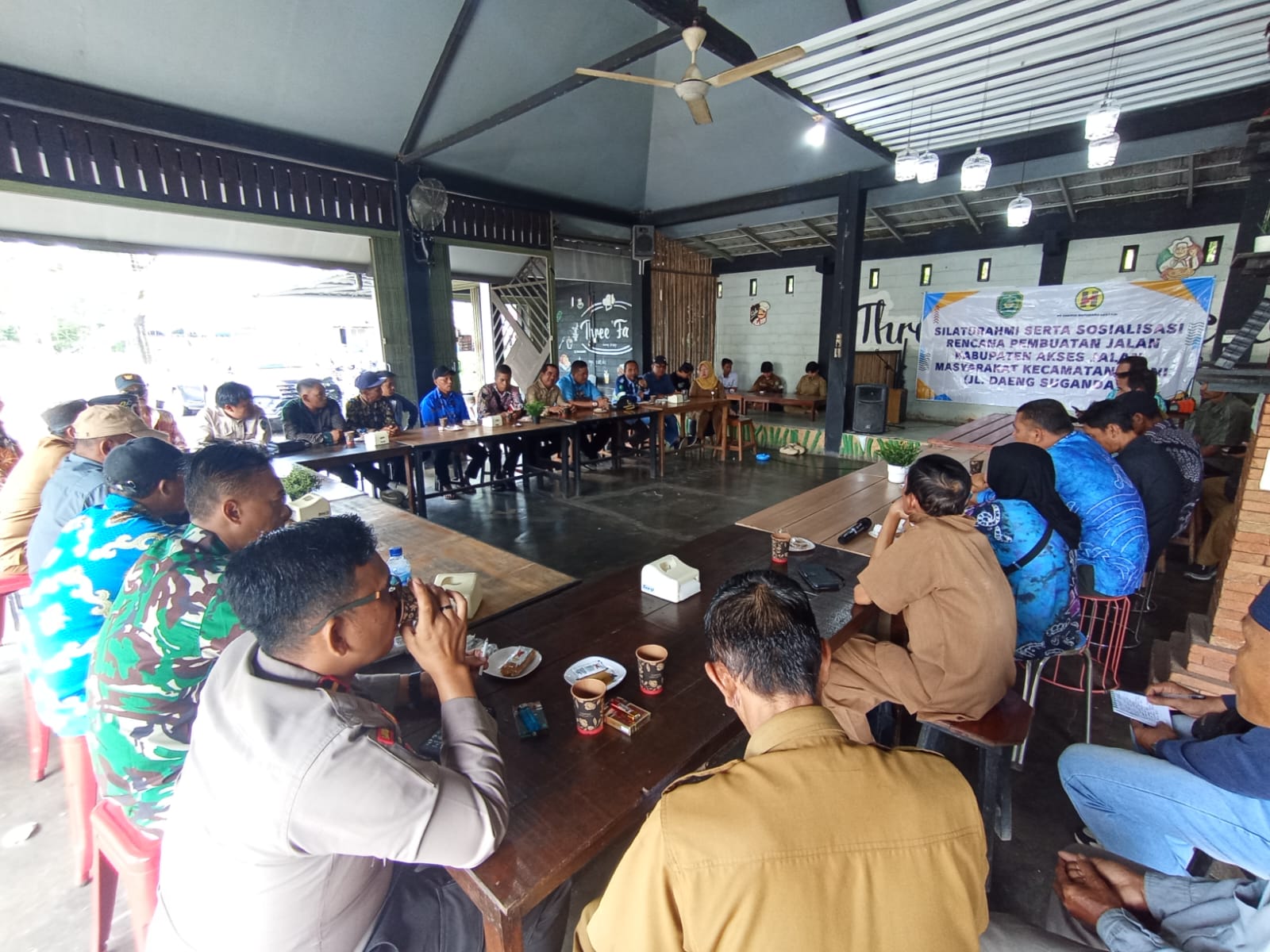 PUTUSKAN JALAN BARU: Masyarakat delapan desa di Kecamatan Piani Kabupaten Tapin meminta jalan yang akan dipindah PT EBL bisa lebih bagus.