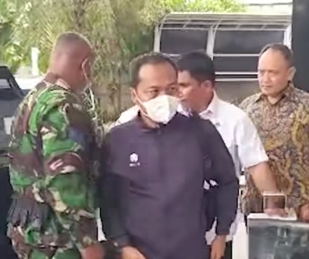 DISERAHKAN KEJAGUNG: Kasi Datun Kejari Hulu Sungai Utara nonaktif, Tri Taruna Fariadi, saat tiba di Gedung Merah Putih KPK, Jakarta, Senin (22/12/2025).