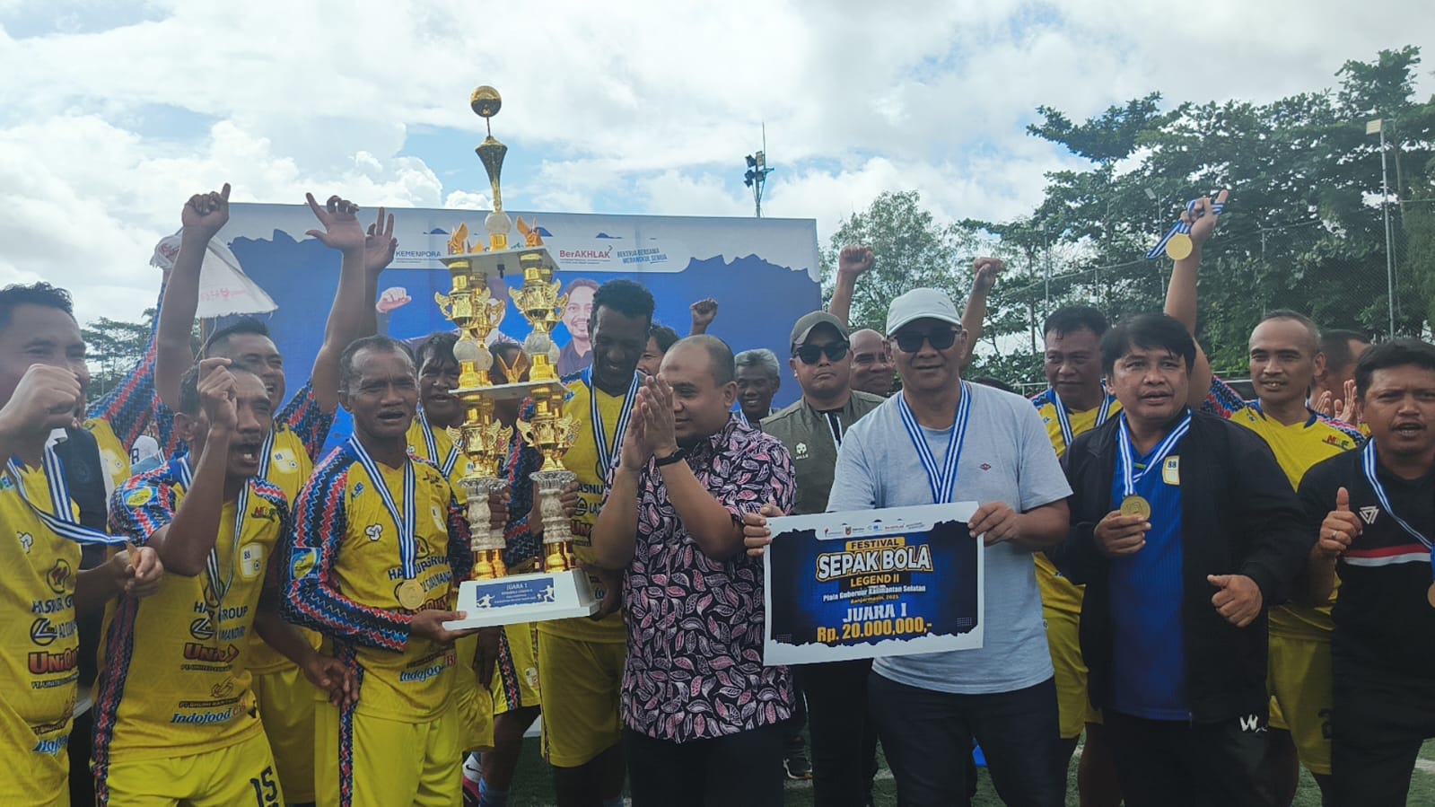 JUARA: Pemain Barito Putera Legend berpose bersama trofi juara usai menjuarai Festival Sepak Bola Legend II Piala Gubernur Kalsel di Banjar.