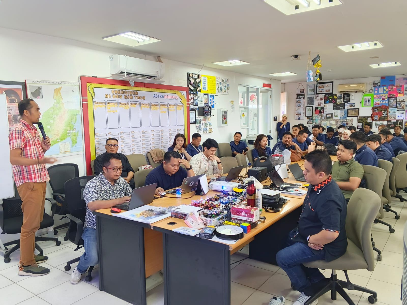 ASTRAVAGANZA: Marketing Manager FIFGROUP Akbar Padmaraga memaparkan benefit program ASTRAVAGANZA saat sosialisasi bersama karyawan Astra Group di Banjarmasin.