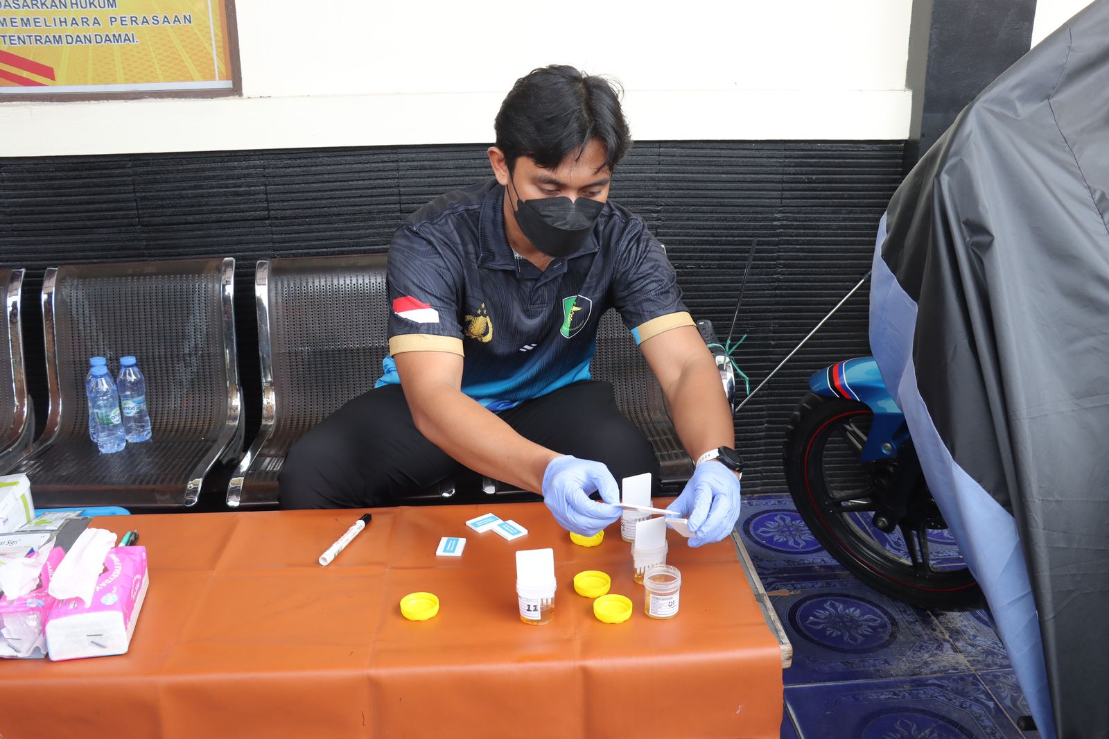 PEMERIKSAAN: Petugas melakukan pengecekan urine masing-masing personel.