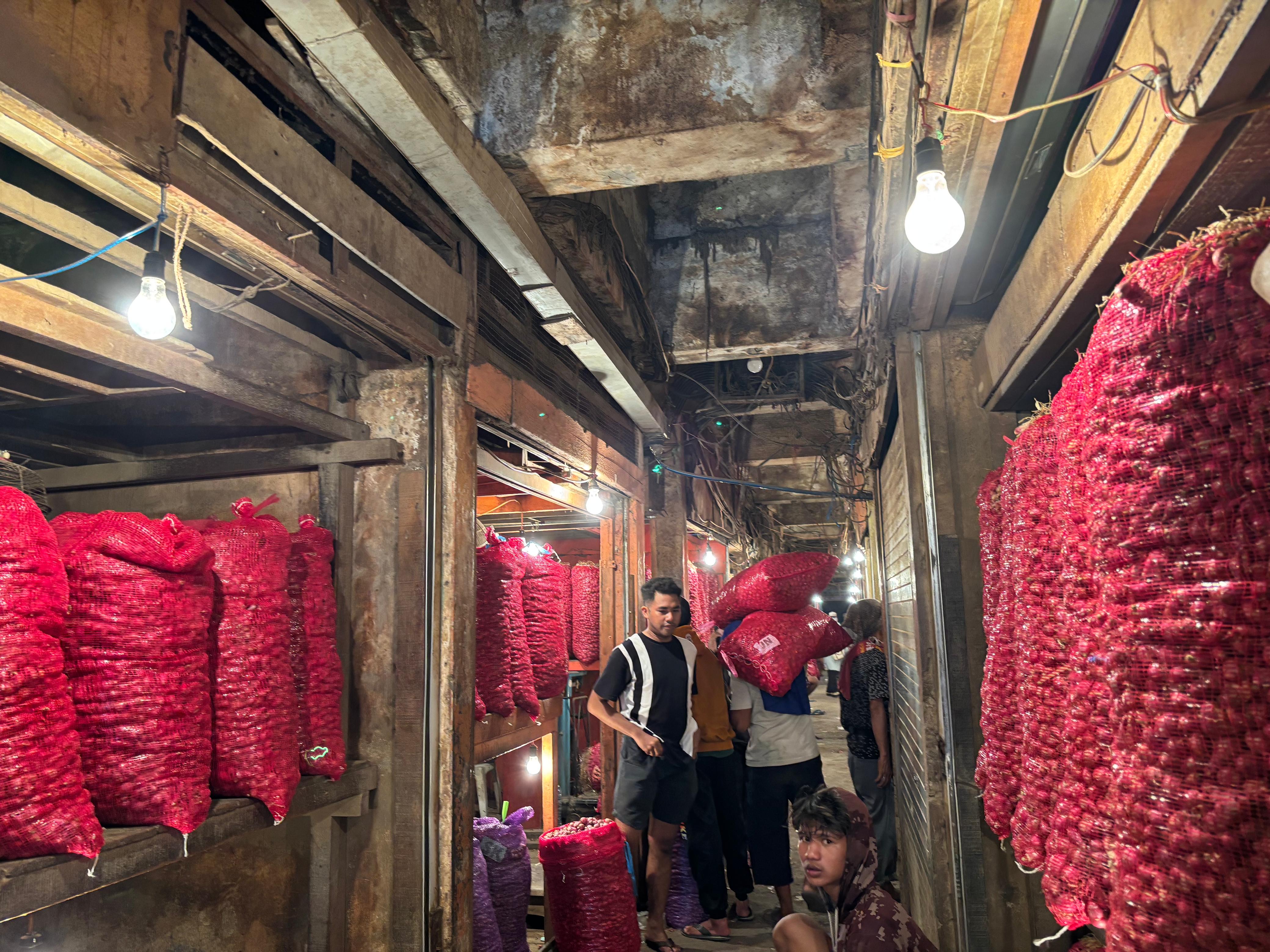BAWANG MELIMPAH: Lapak Bawang Merah di Pasar Lima Banjarmasin.