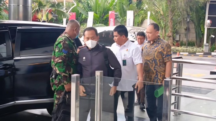 LESU: Mantan Kasi Datun Kejari Hulu Sungai Utara nonaktif, Tri Taruna Fariadi, tiba di Gedung Merah Putih KPK, Jakarta, Senin (22/12/2025),