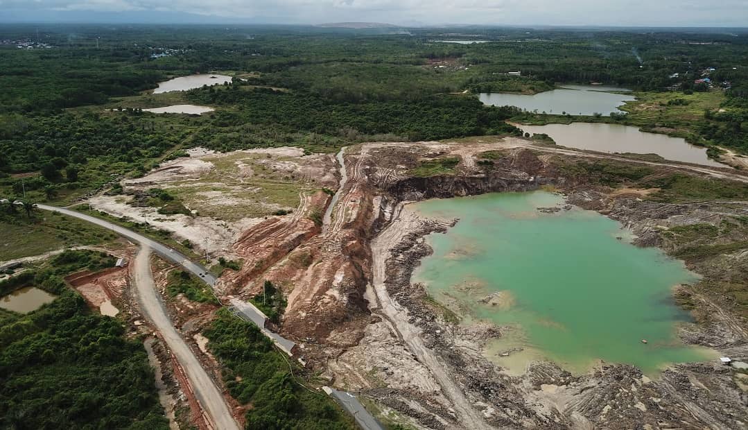 DEFORESTASI: Kondisi lingkungan di Kalimantan Selatan, Sawah terhimpit perusahaan sawit dan lubang tambang yang menganga.