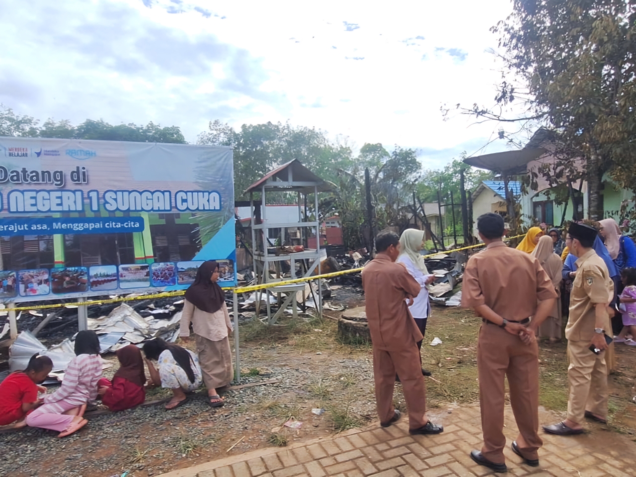 RAMAI : Para dewan guru saat melihat secara langsung kondisi ruang kelas SDN Sungai Cuka 1 yang terbakar pada Minggu (21/12) malam.