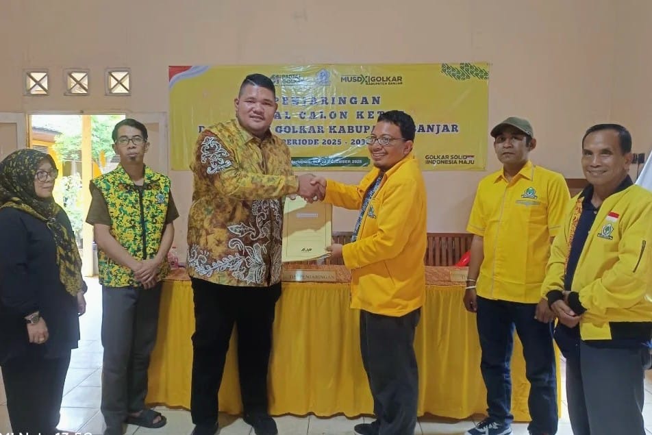 SERAHKAN: H Agus Maulana Rusli serahkan berkas pendaftaran bakal calon Ketua DPD Partai Golkar Kabupaten Banjar periode 2025&ndash;2030 kepada Tim Penjaringan di Kantor DPD Golkar Banjar, Senin (22/12/2025)