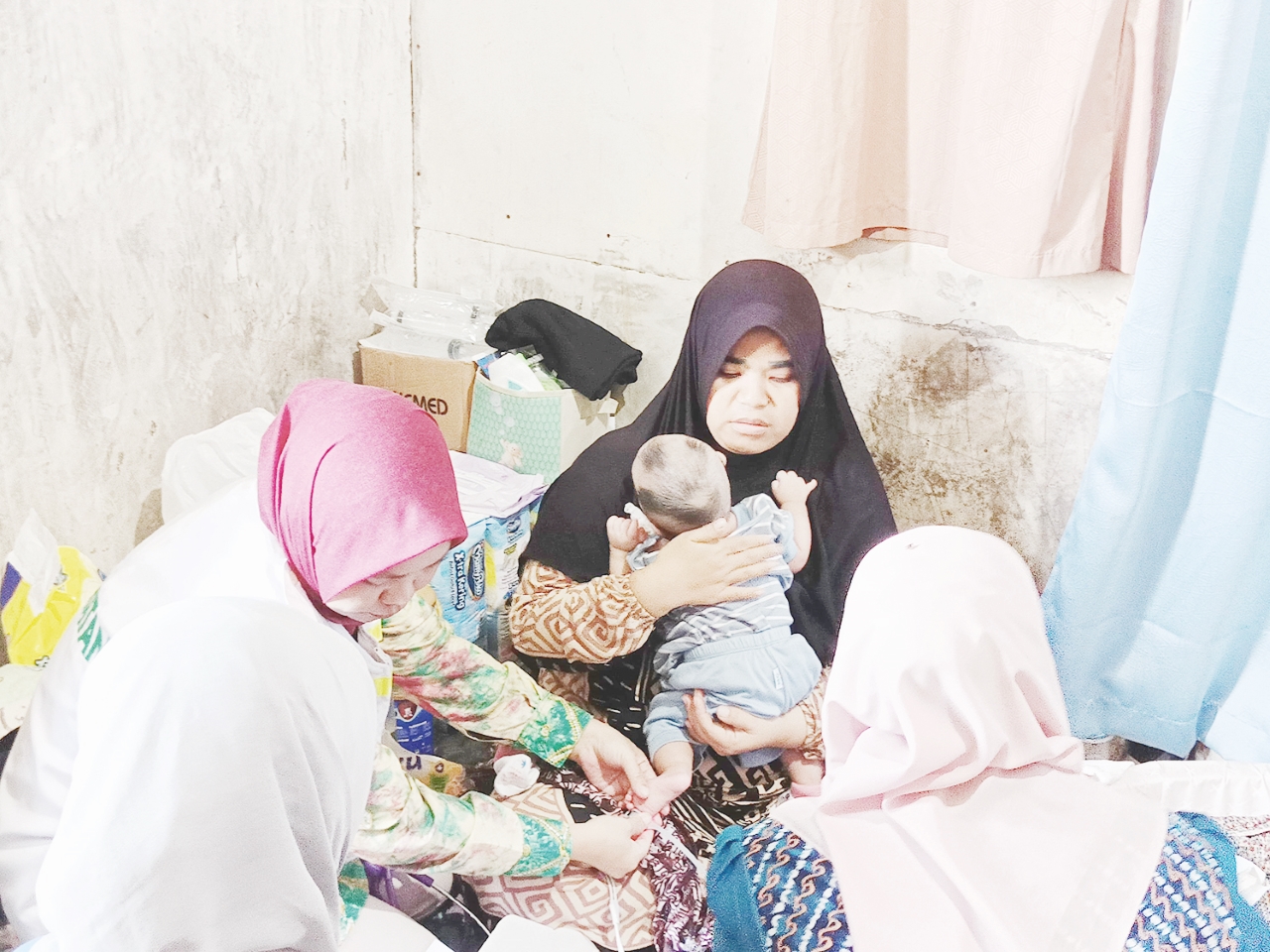 KELAINAN: Syifa Amira, bayi berusia tiga bulan di Liang Anggang yang menderita kelainan sistem pencernaan.