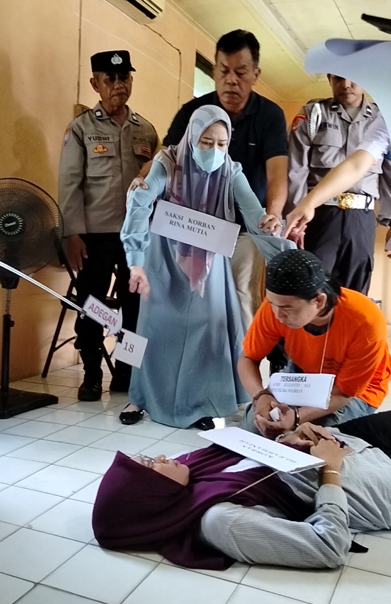 REKA ULANG: Rekonstruksi pembunuhan bidan Rahmaniah yang disaksikan putrinya Rina Mutia pada 10 November 2025 lalu.