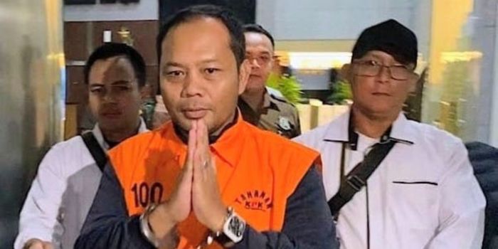 BERAKHIR: Kasi Datun Kejari Hulu Sungai Utara nonaktif, Tri Taruna Fariadi, mengenakan rompi oranye tahanan KPK dengan tangan diborgol saat keluar dari ruang pemeriksaan di Gedung KPK.