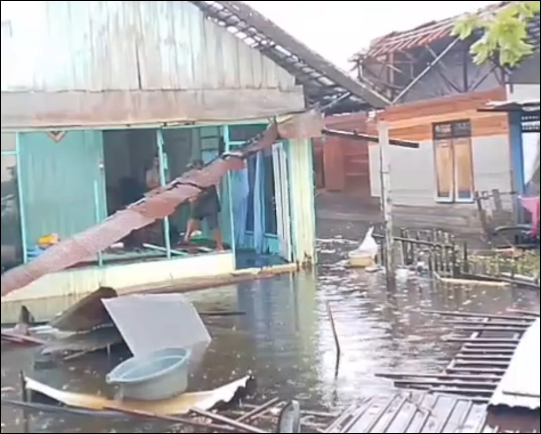 RUSAK: Kondisi salah satu rumah terdampak angin kencang di Kecamatan Martapura Timur. Selasa (23/12) pagi.