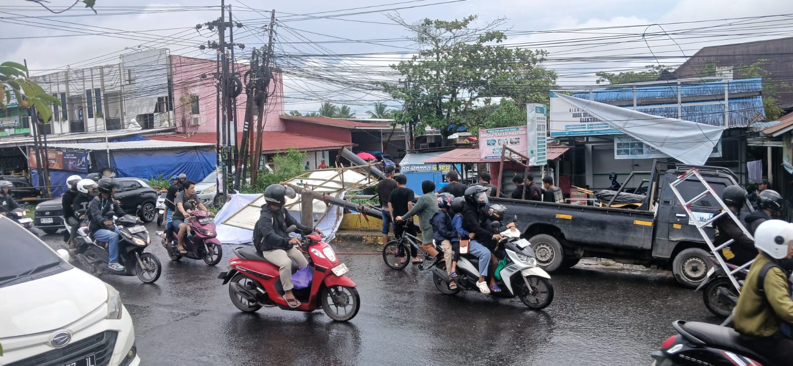 EVAKUASI: Proses evakuasi billboard yang roboh di seberang Pasar Gambut akibat angin kencang, Selasa (23/12) pagi.