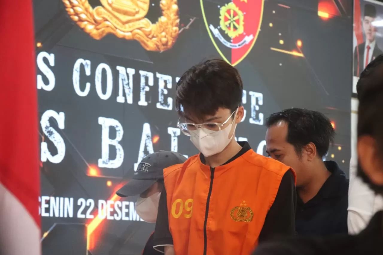 DIGIRING: Fazar Bungas digiring petugas menuju sel khusus di Rutan Polres Balangan untuk menjalani penahanan dengan pengawasan ketat.