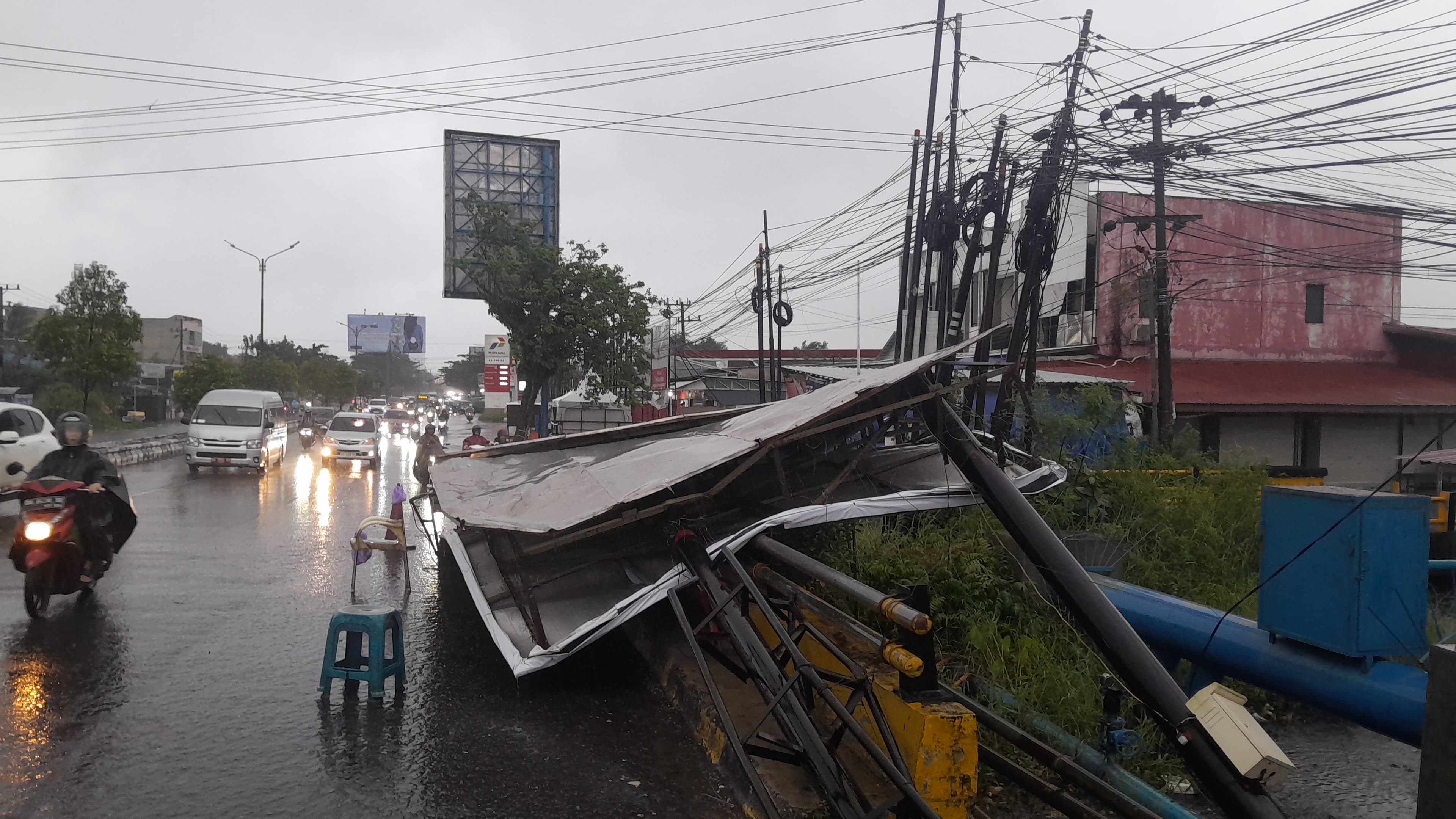 Runtuhan billboard sebelum dilakukan pembersihan oleh petugas gabungan di seberang Pasar Gambut, Kabupaten Banjar, Selasa (23/12) subuh. (GRUP EMERGENCY)