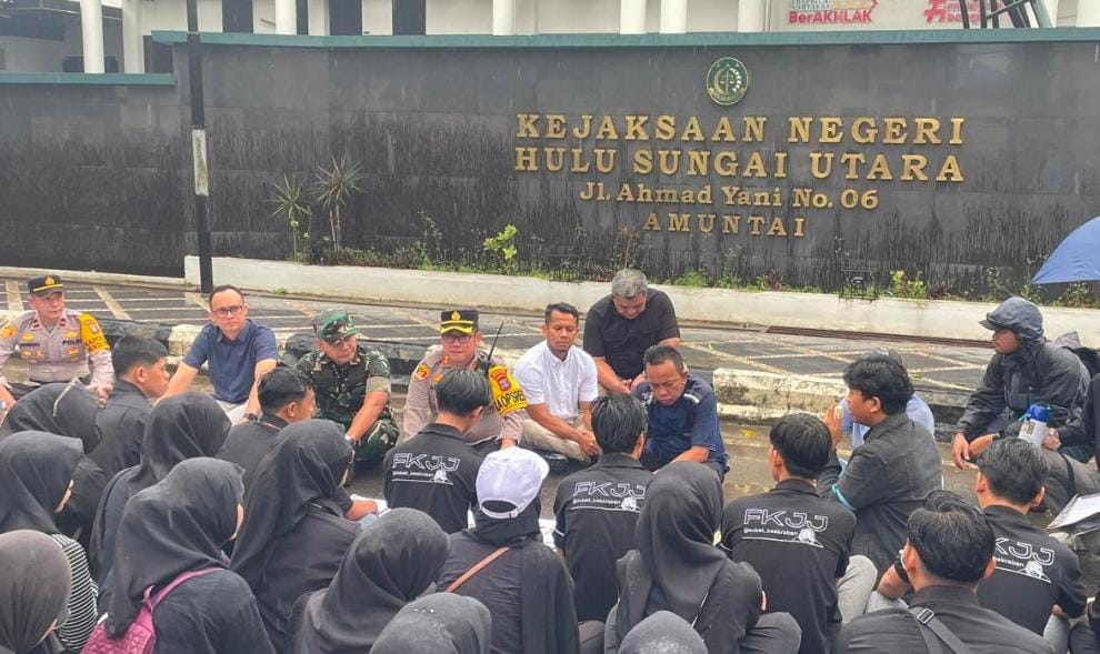 DIJAGA: Aksi demo damai berlangsung di depan Kantor Kejaksaan Negeri HSU, mengawal kasus OTT yang terjadi di kantor penegak hukum tersebut. (Foto: Istimewa/Radar Banjarmasin)