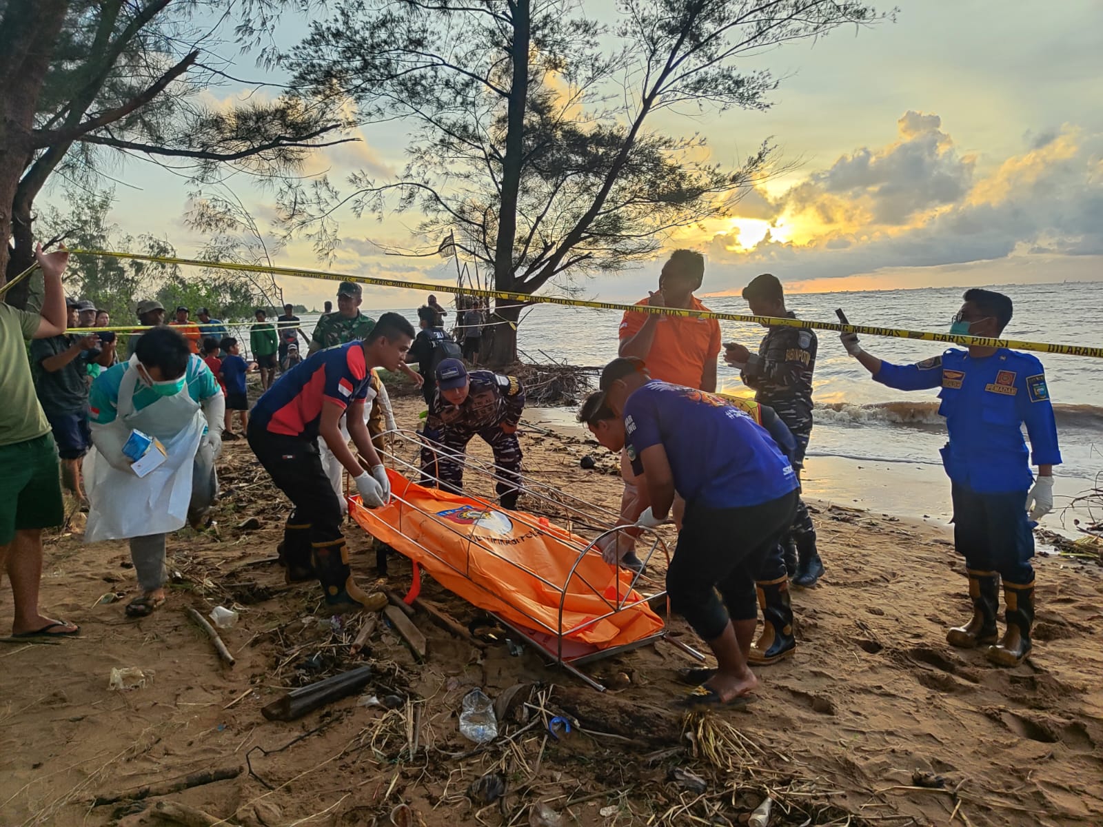 EVAKUASI : Tim gabungan dari Polsek Kurau, Inafis, Damkar dan relawan mengevakuasi jasad Rijki Ramadan (20), ABK yang hilang pada 18 Desember lalu yang ditemukan di pesisir pantai di Desa Sungai Bakau