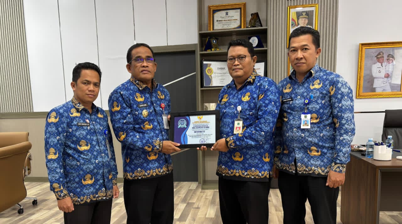 PRESTASI:Bupati HSU, H Sahrujani (dua kiri) dan Kadis Kominfosandi HSU, Jony Rahman dan jajaran memegang piagam penghargaan Anugerah Keterbukaan Informasi Publik.
