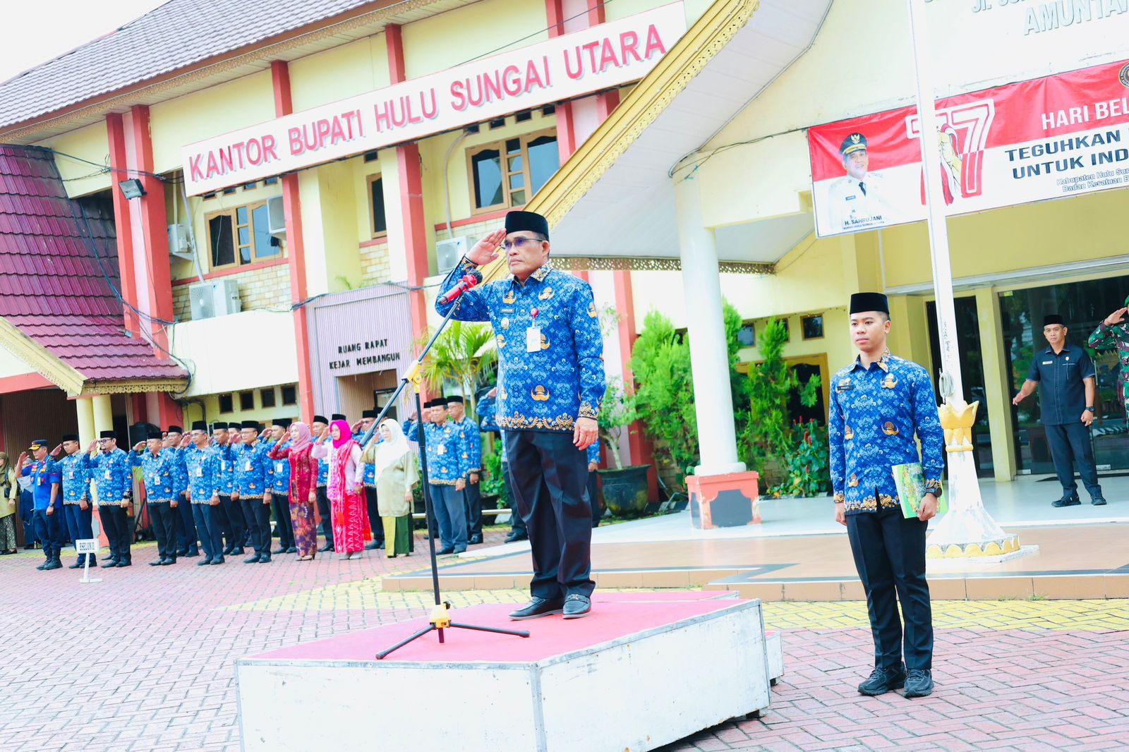 MOMEN:Bupati HSU, H Sahrujani memimpin apel peringatan hari Bela Negara, Senin (22/12/2025) di halaman Kantor Bupati Kabupaten HSU.