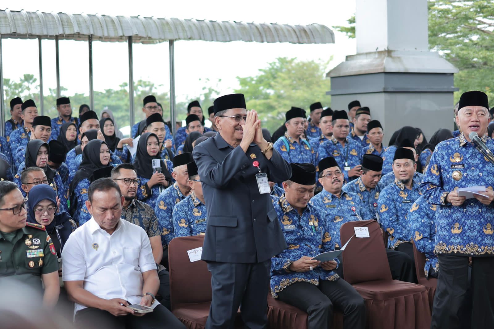 APRESIASI:Ketua DPRD Kalsel, Supian HK saat menghadiri penyerahan SK PPPK Paruh Waktu Pemprov Kalsel di Halaman Setdaprov Kalsel, Selasa (23/12/2025).