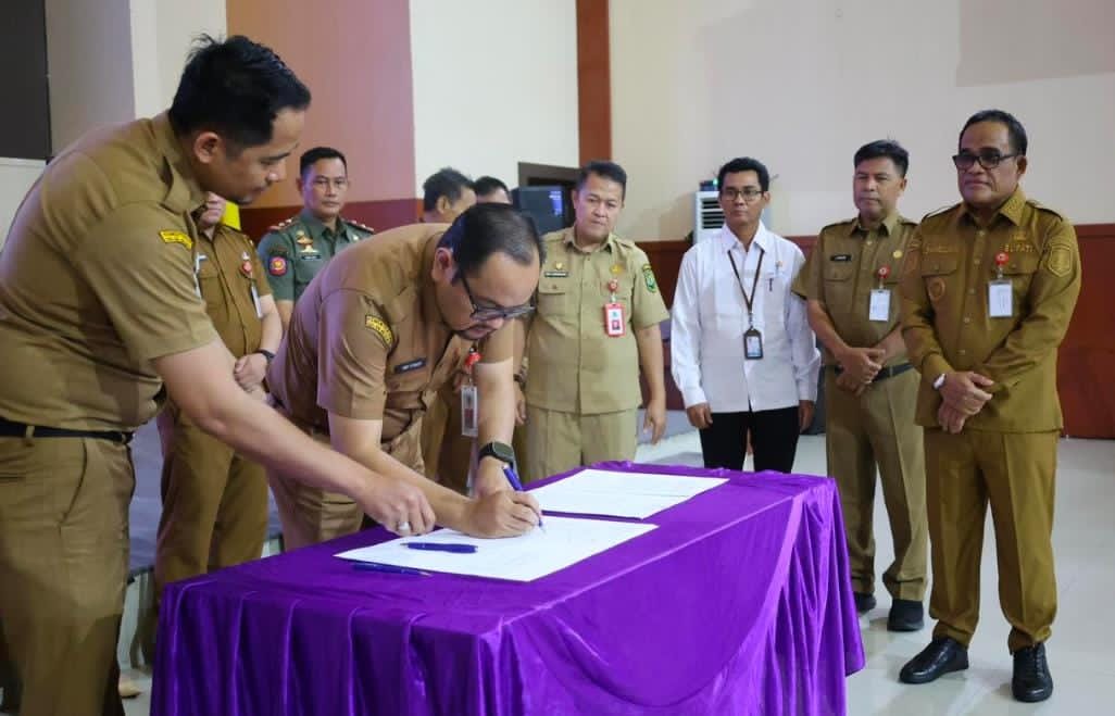 MOMEN:Bupati HSU, H Sahrujani menyaksikan penandatanganan komitmen bersama lintas SKPD dalam peluncuran aplikasi di Gedung KH Idham Chalid, Selasa (23/12/2025).