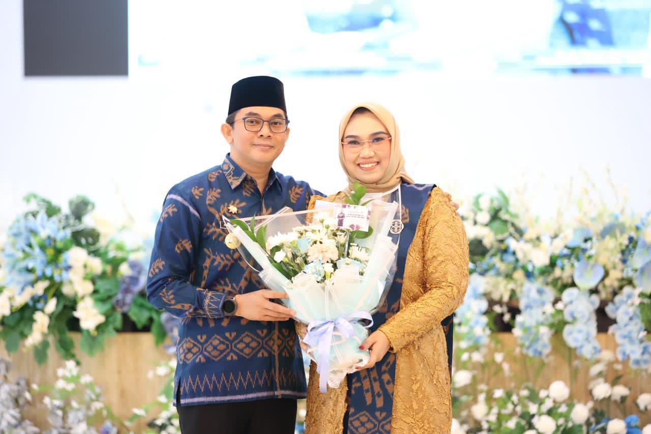 HARI IBU:Bupati Kabupaten Tanah Bumbu, Andi Rudi Latif berfoto bersama Ketua TP PKK Andi Irmayani Rudi Latif saat peringatan Hari Ibu ke-97 di Gedung Mahligai Bersujud, Kamis (18/12/2025).