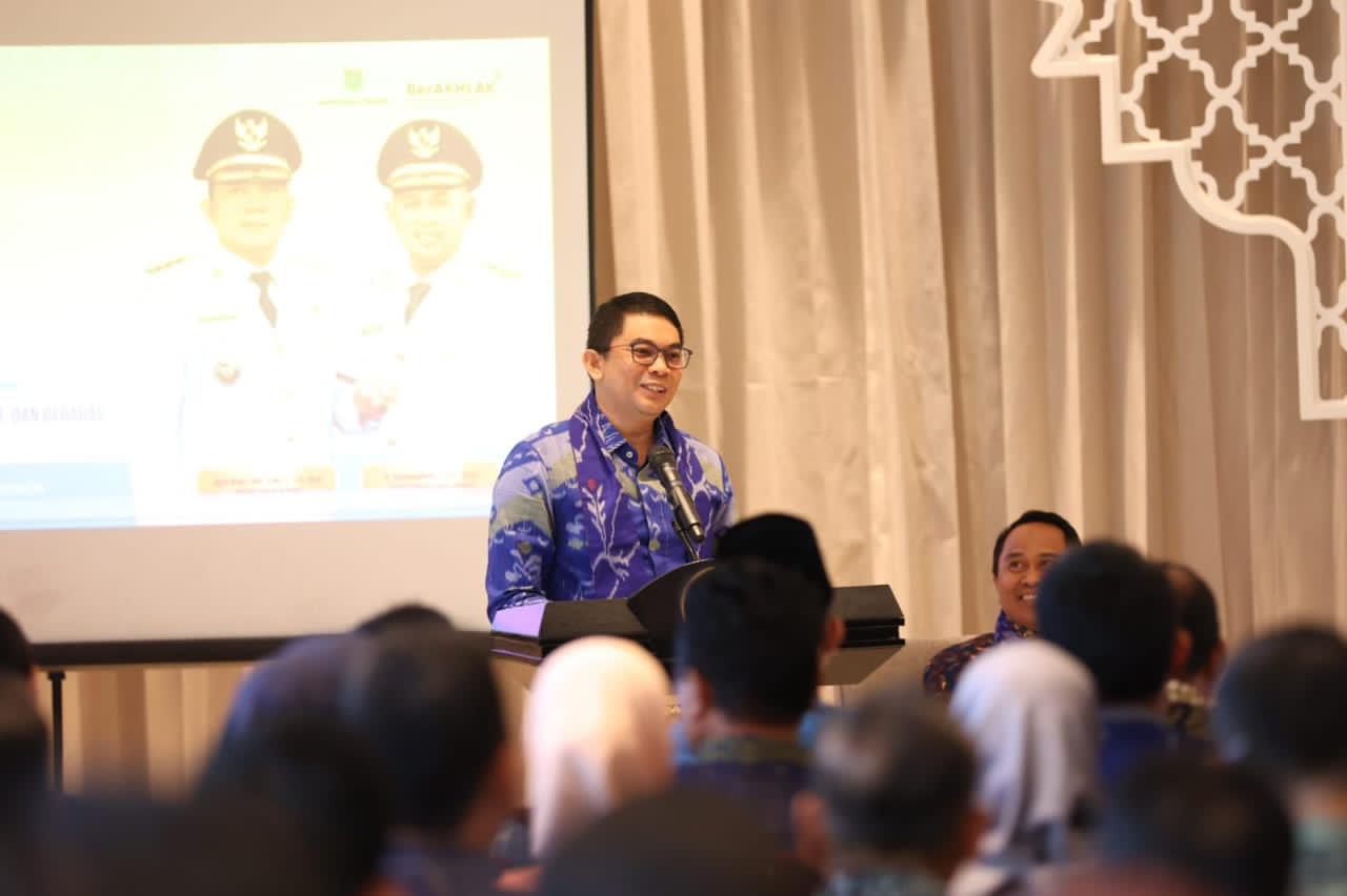 SAMBUTAN:Bupati Tanah Bumbu Andi Rudi Latif menyampaikan sambutan pada Penganugerahan Tanah Bumbu Innovation Award (TIA) 2025 di Hotel Lotusa, Simpang Empat, Sabtu (20/12/2025).