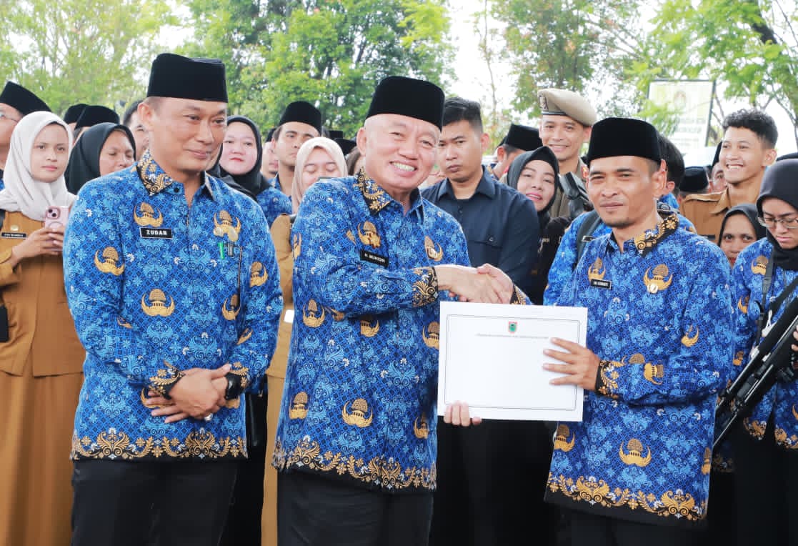 SAH:Gubernur Kalsel H Muhidin didampingi Kepala BKN RI, Zudan Arif Fakhrullah menyerahkan SK PPPK Paruh Waktu Pemprov Kalsel, Selasa (23/12/2025).