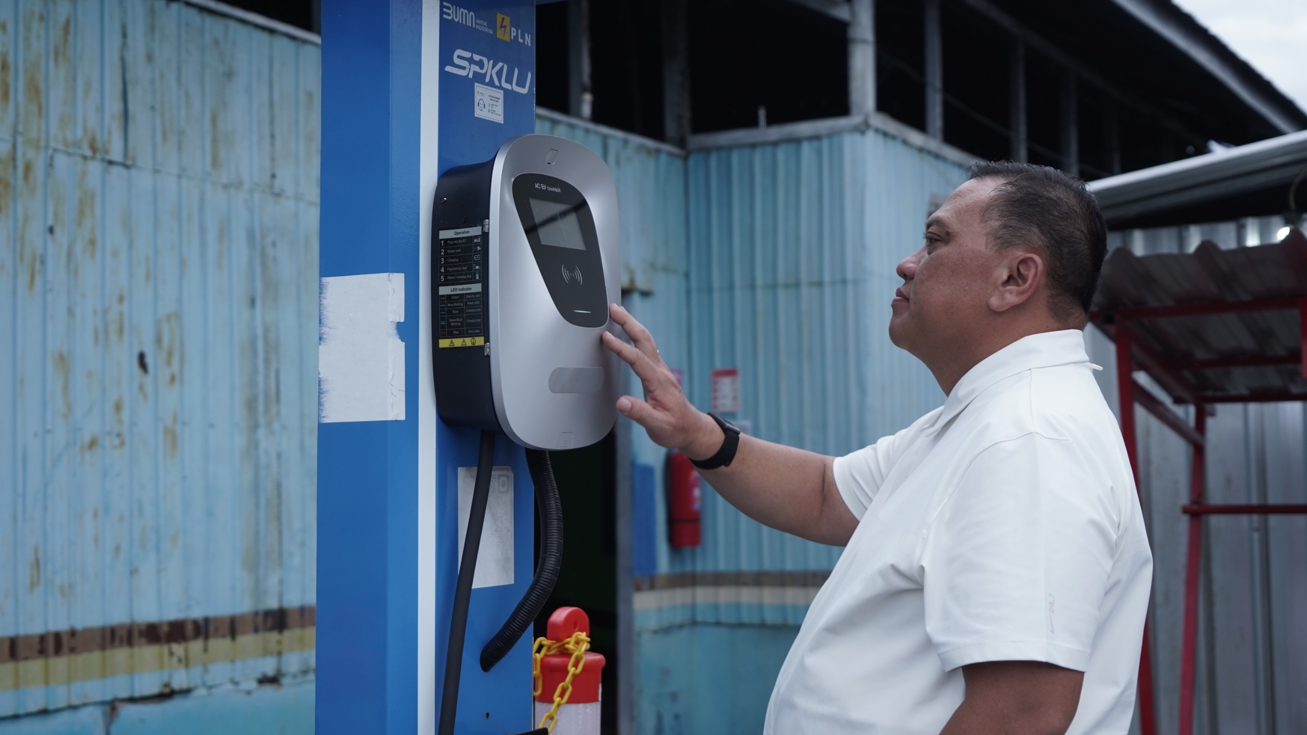 SIAGA:GM PLN UID Kalselteng, Iwan Soelistijono saat melakukan pengecekan salah satu SPKLU di Kantor Unit Layan Pelanggan PLN.