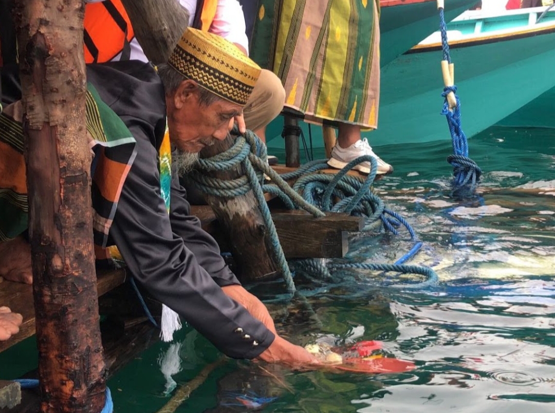 SYUKURAN LAUT: Ritual adat yang dilakukan pemuka adat saat Massalama Ritasi&rsquo;e, di laut Desa Sarang Tiung. (Jumain)